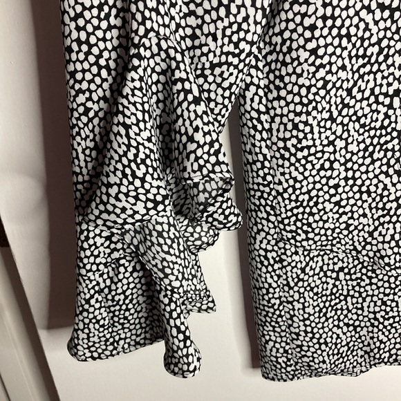 Vince Camuto Black and White V Neck, Ruffle Sleeve Blouse. Size M - Picture 6 of 11